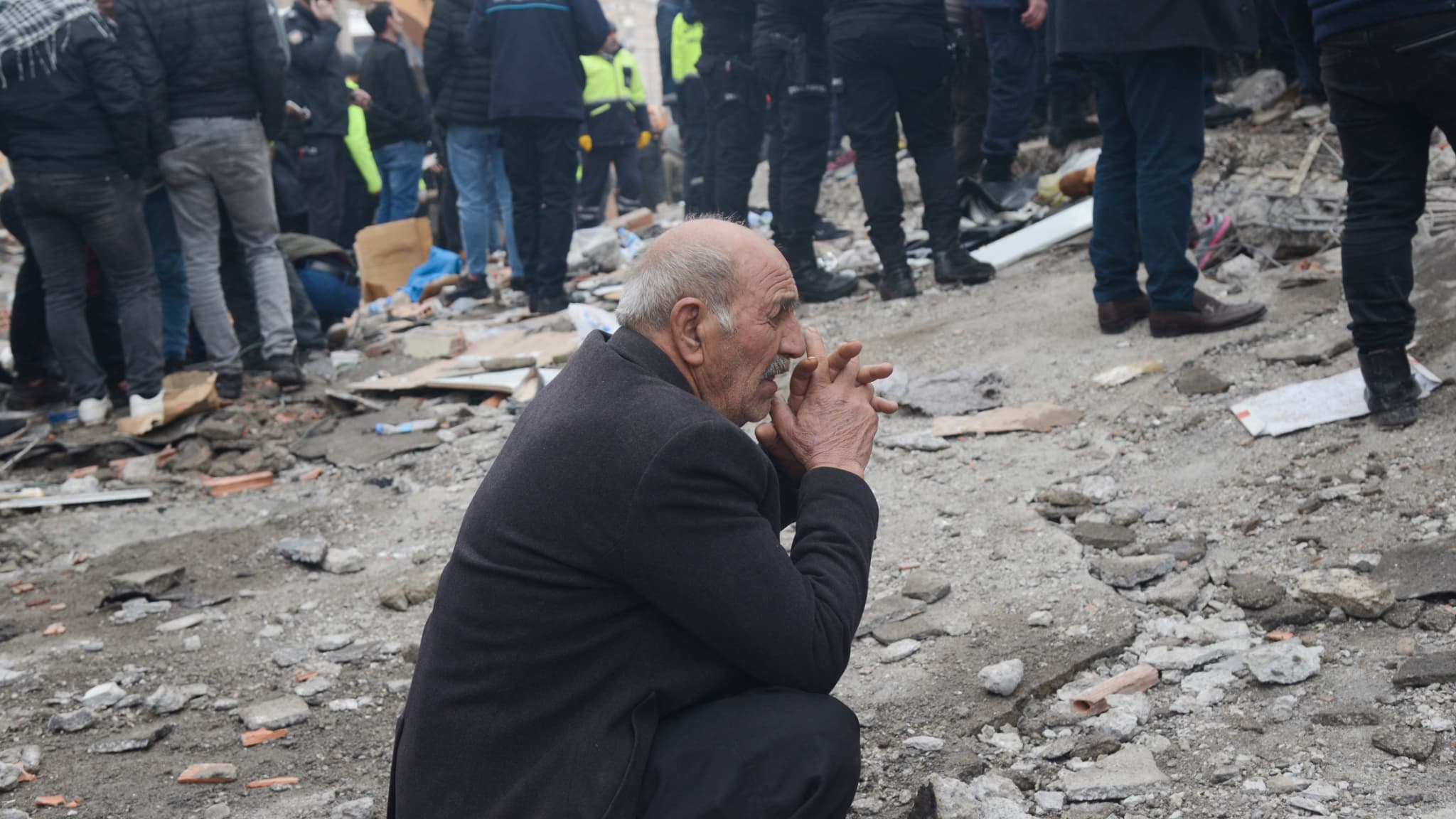 Un homme réagit alors que des personnes cherchent des survivants dans les décombres à Diyarbakir, dans le sud-est de la Turquie, le 6 février. Un homme réagit alors que des personnes cherchent des survivants dans les décombres à Diyarbakir, dans le sud-est de la Turquie, le 6 février.