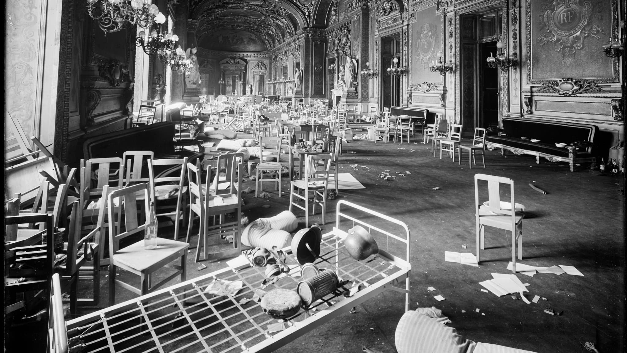 La salle des conférences du Sénat après la Libération de Paris en août 1944 La salle des conférences du Sénat après la Libération de Paris en août 1944