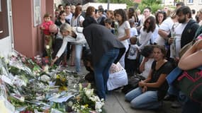 Des fleurs déposées devant l'école où Fabienne Terral-Calmès a été poignardée. Elle est décorée de la Légion d'honneur à titre posthume.