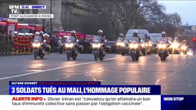 Trois militaires tués au Mali: le convoi funèbre traverse le pont Alexandre III et arrive aux Invalides