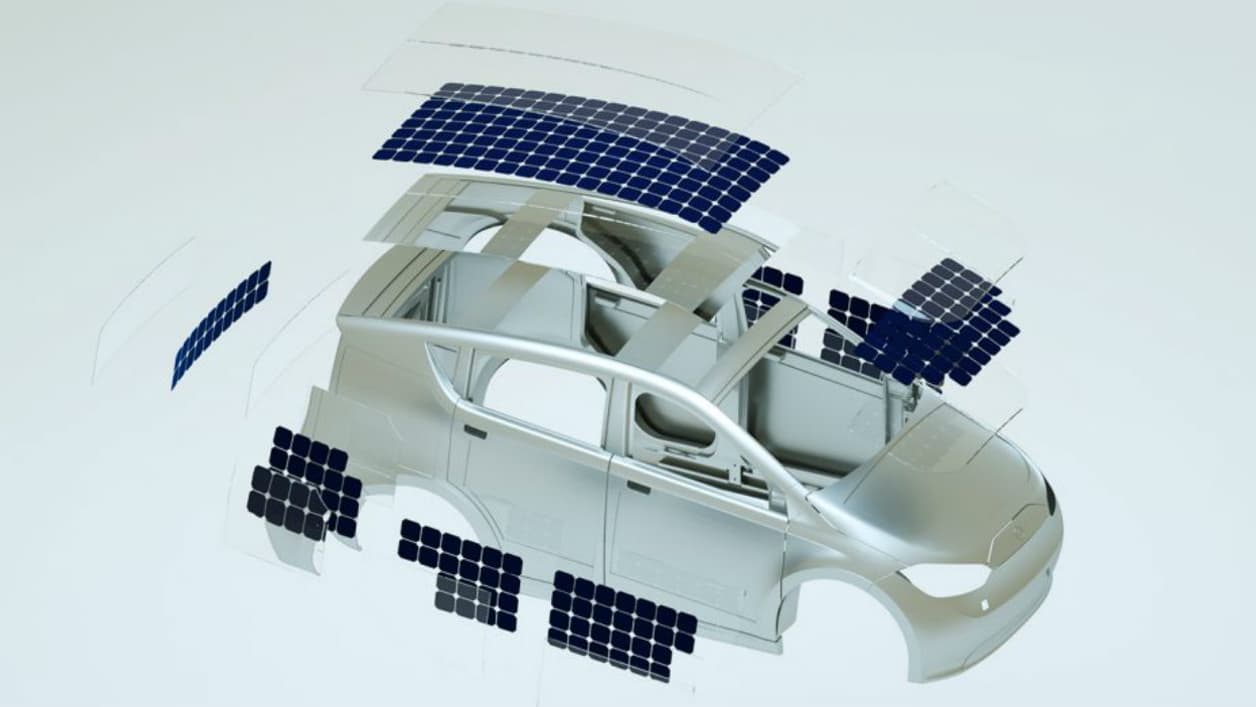 Installés sur le toit, le capot, les portières, les 330 cellules photovoltaïques fournissent jusqu'à 30 kilomètres d'autonomie. Installés sur le toit, le capot, les portières, les 330 cellules photovoltaïques fournissent jusqu'à 30 kilomètres d'autonomie.