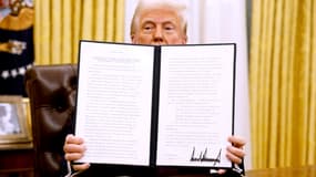 Donald Trump signe une série de décrets à la Maison Blanche, le 23 janvier 2024