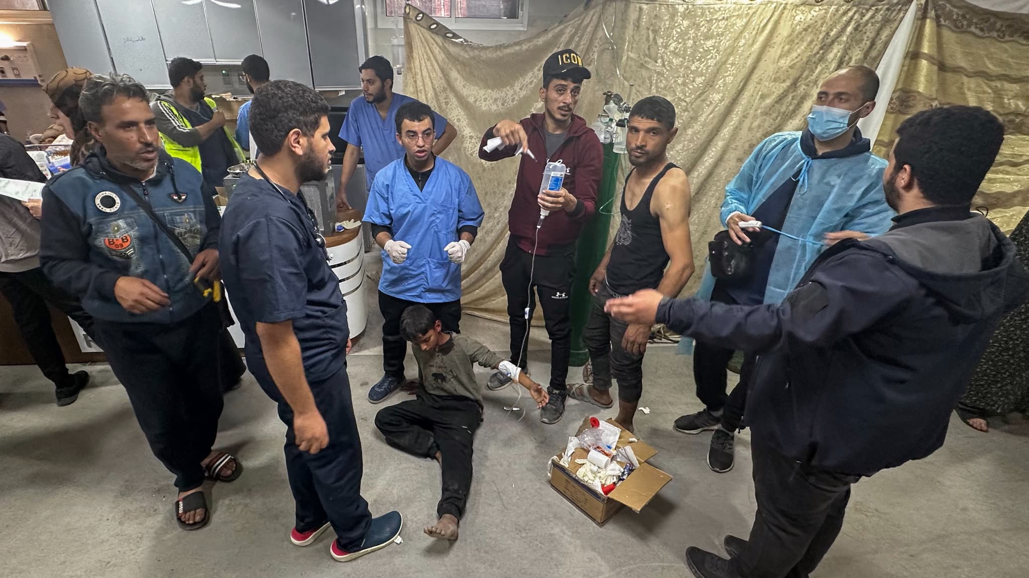 Un jeune patient est soigné à même le sol dans l'hôpital Al-Shifa de la bande de Gaza, le 10 décembre 2023