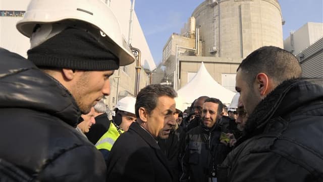 Nicolas Sarkozy lors de sa visite de la centrale nucléaire de Fessenheim, la semaine dernière. Le Parti socialiste a annoncé lundi qu'il allait saisir la Commission nationale des comptes de campagne, estimant que le chef de l'Etat profite de ses déplaceme