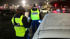 Des policiers procèdent à des contrôles routiers le soir du couvre-feu national à 18 heures, le 16 janvier 2021 à Paris