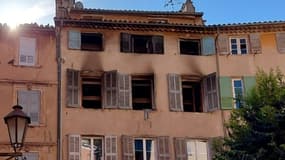 La façade calcinée d'un immeuble après un incendie qui a fait trois morts dans le centre historique de Grasse, le 13 août 2023.