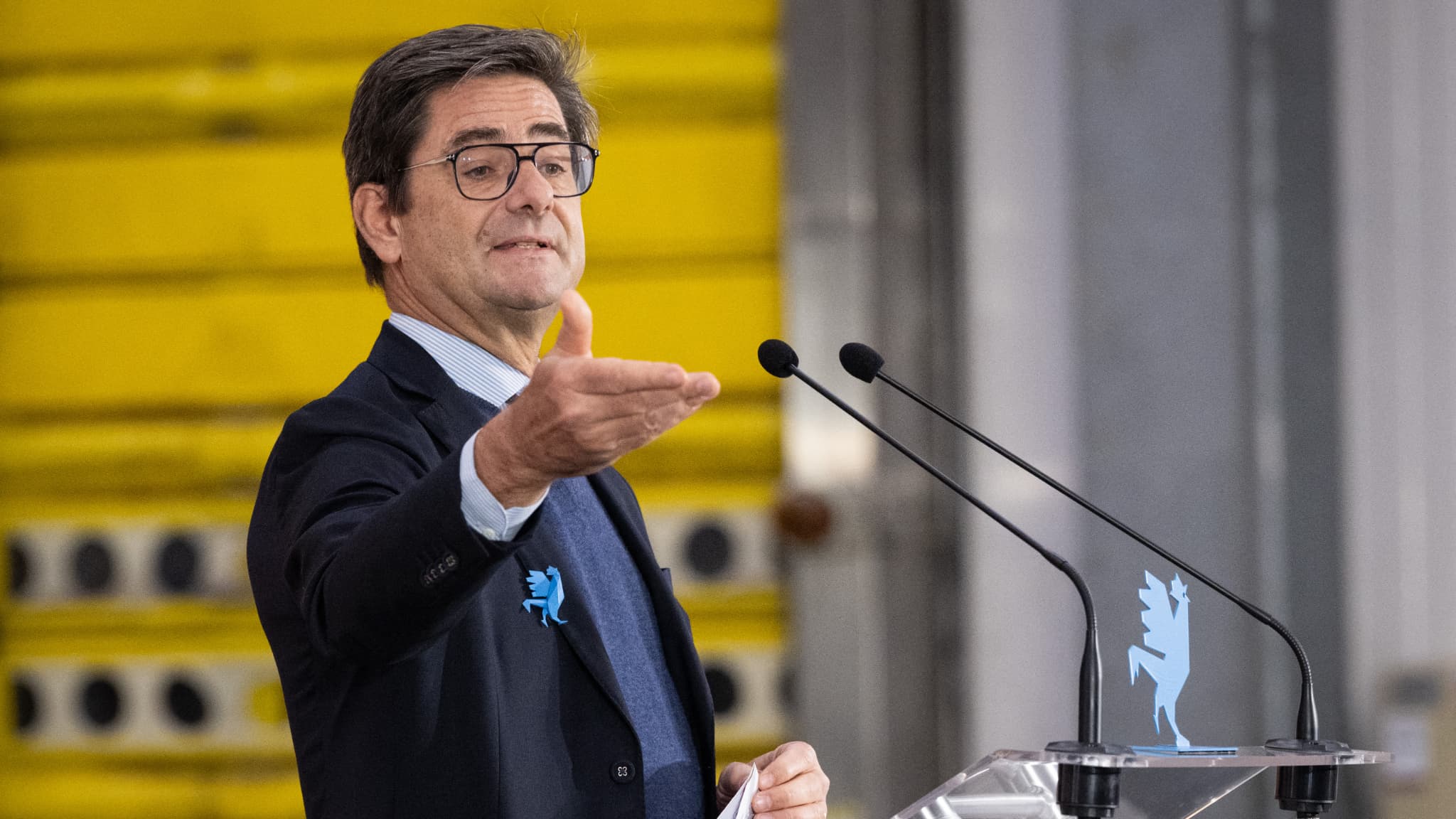 "ON DEVRAIT DRESSER DES STATUES À PINAULT ET NIEL PLUTÔT QUE DE LEUR PRENDRE 2%": LE PATRON DE BPIFRANCE TIRE À BOULETS ROUGES CONTRE LA TAXE ZUCMAN, UN "DÉLIRE COMMUNISTE"