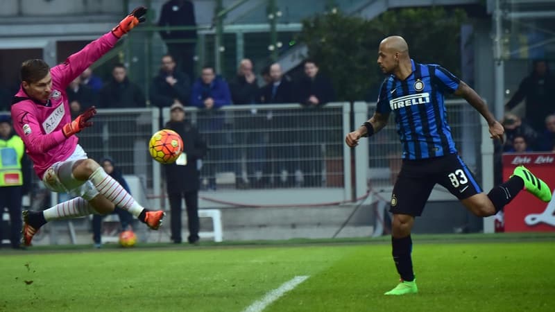 Felipe Melo (Inter Milan, à gauche) bute sur le gardien de Carpi
