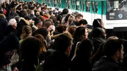 Sur un quai de métro gare Saint-Lazare à Paris le 7 janvier 2020 lors de la grève contre la réforme des retraites