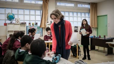 Les fonctionnaires rejettent la suppression de l'emploi à vie .