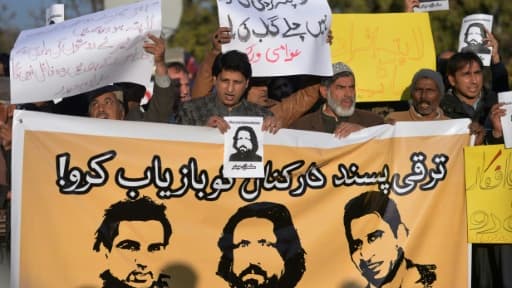 Des militants des droits de l'Homme pakistanais montrent une banderole de blogueurs ayant disparus, le 10 janvier à Islamabad