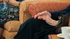 Généralement, la maladie d'Alzheimer touche des personnes âgées.