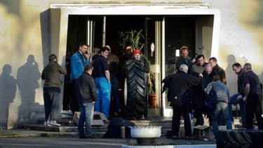 Les employés de Goodyear Amiens-Nord déplacent des pneus avant de les brûler en signe de protestation.
