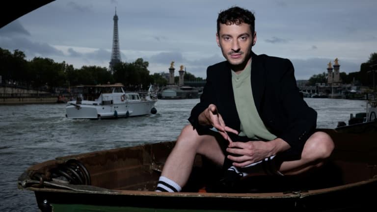Le directeur artistique des cérémonies d'ouverture et de clôture des JO de Paris Thomas Jolly, le 2 juillet 2024 sur la Seine (image d'illustration).