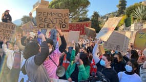 Une centaine de manifestants qui s'opposent à la venue d'Éric Zemmour à Menton le 21 janvier 2022