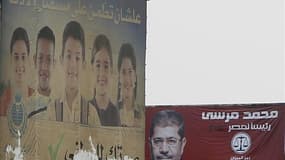 Affiche électorale de Mohamed Morsi, dans les rues du Caire. La commission électorale égyptienne a confirmé que le second tour, les 16 et 17 juin, du scrutin présidentiel opposerait le candidat des Frères musulmans, Mohamed Morsi, au dernier Premier minis