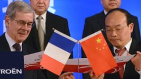 Wu Ping signant l'accord avec le président du directoire de PSA, Philippe Varin.