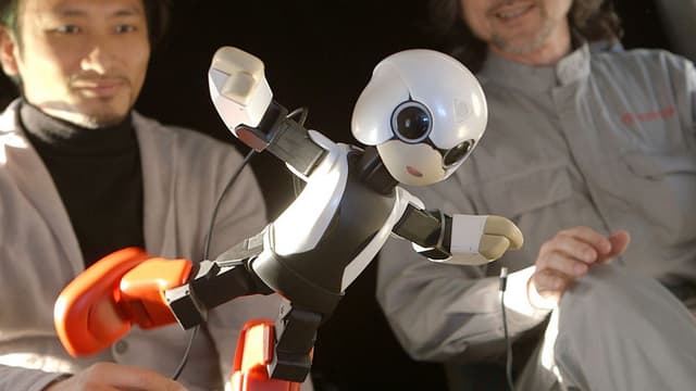 Toyota a déjà conçu plusieurs robots, non seulement des modèles industriels mais aussi des humanoïdes comme ce petit robot astronaute, dénommé Kirobo.