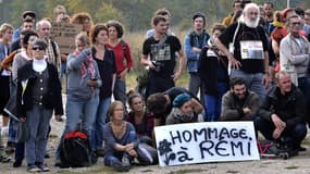 Des manifestants prennent la pose lors de la marche vers Sivens, organisée à la mémoire de Rémi Fraisse, tué il y a un an. 