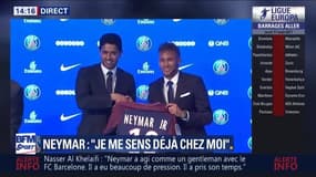 Neymar pose avec le maillot du Paris Saint-Germain