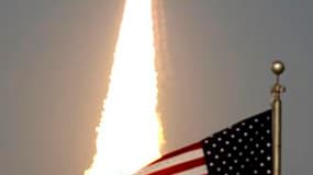La navette américaine Discovery a décollé jeudi de Cap Canaveral à destination de la Station spatiale internationale (ISS), avec six membres d'équipage à son bord, pour sa 39e et dernière mission. /Photo prise le 24 février 2011/REUTERS/Joe Skipper