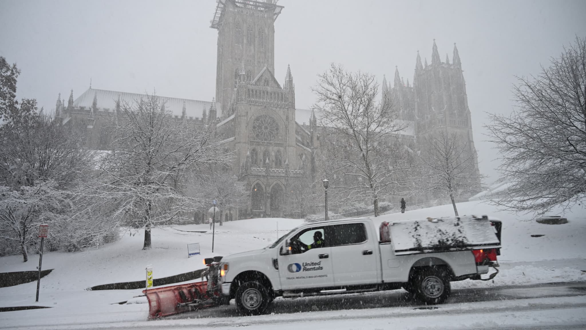 La cathédrale nationale américaine sous la neige à Washington D.C. le 3 janvier 2022