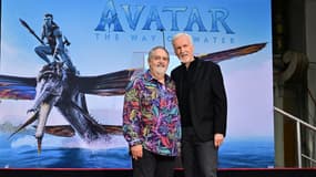 Le producteur Jon Landau et le réalisateur James Cameron à Hollywood en Californie, le 12 janvier 2023.