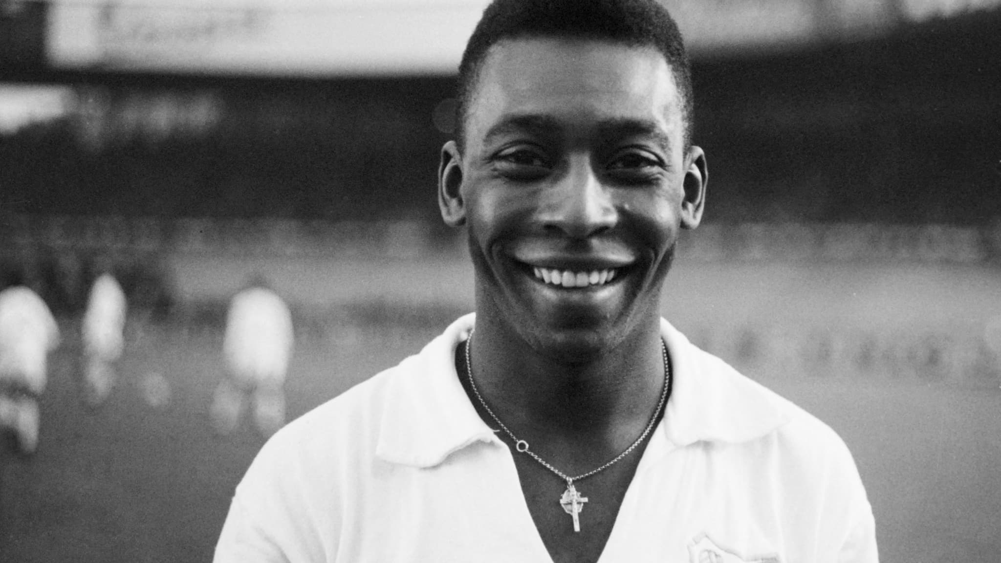 Pelé avec le maillot de Santos lors d'un match contre le Racing à Colombes en juin 1961 Pelé avec le maillot de Santos lors d'un match contre le Racing à Colombes en juin 1961