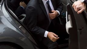 François Hollande, ici en déplacement à Chelles jeudi, a téléphoné dans l'après-midi à Barack Obama pour le féliciter de vive voix pour sa réélection et appeler de ses voeux une "nouvelle impulsion à la coopération bilatérale" franco-américaine. /Photo d'
