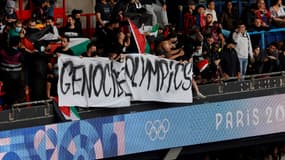 Une banderole "Genocide Olympics" durant un match d'Israël en football aux JO 2024