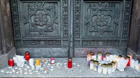 Des fleurs devant une synagogue de Berlin 