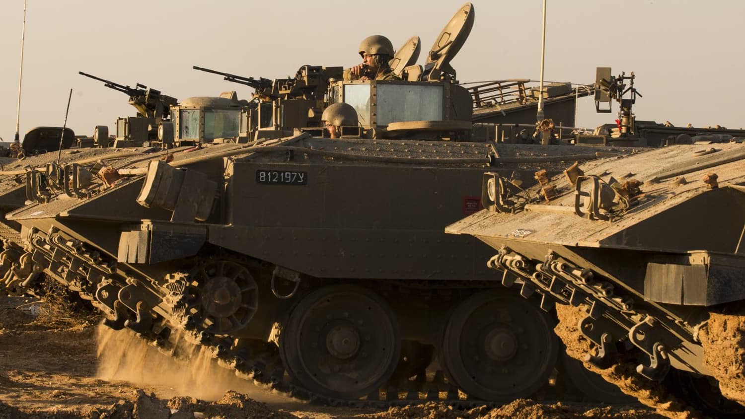 Des soldats israéliens dans des véhicules de transports blindés (VTB) face à la frontière entre Israël et Gaza, le 15 novembre 2012. Des soldats israéliens dans des véhicules de transports blindés (VTB) face à la frontière entre Israël et Gaza, le 15 novembre 2012.