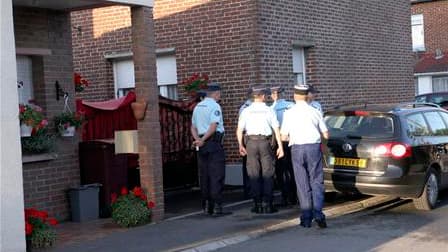 Gendarmes déployés devant une des maisons où des corps de nouveau-nés ont été retrouvés à Villers-au-Tertre (Nord). Me Franck Berton, avocat de la femme qui a avoué avoir tué huit de ses enfants à la naissance, ne veut pas écarter la thèse du déni de gros