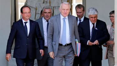 Le gouvernement français s'octroie une courte trêve estivale avant une rentrée explosive où il devra à la fois réformer les retraites, trouver 20 milliards d'euros pour boucler le budget 2014 et, en quatre mois, inverser la courbe du chômage. /Photo prise