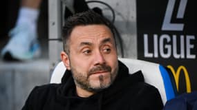 Roberto De Zerbi songeur pendant un match de l'OM en Ligue 1, le 8 novembre 2025