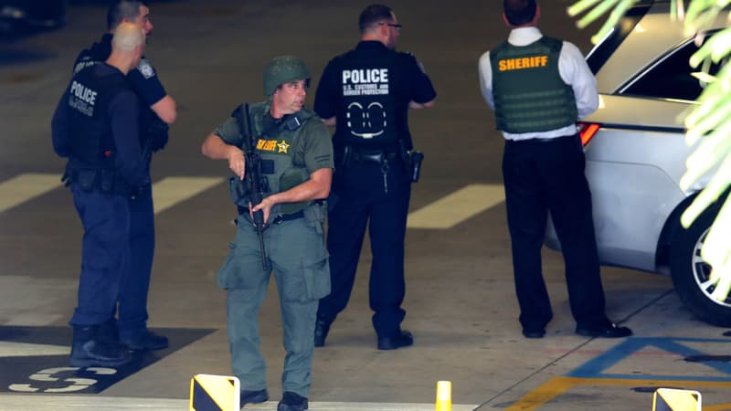 Des policiers à l'aéroport de Fort Lauderdale, en Floride, le 6 janvier.