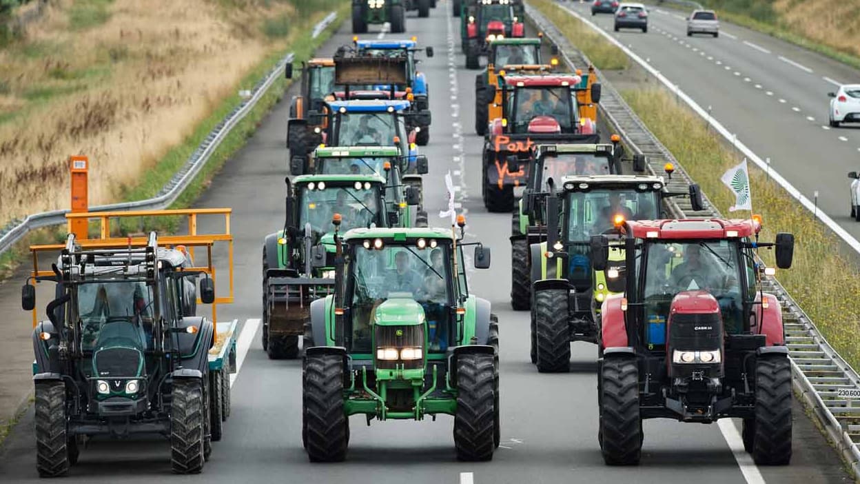 Crise Des Agriculteurs: Des Centaines De Tracteurs Bloquent L'A81 Paris ...