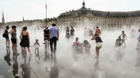 Des personnes se rafraîchissent au "miroir d'eau" de Bordeaux, le 27 mai 2017. 