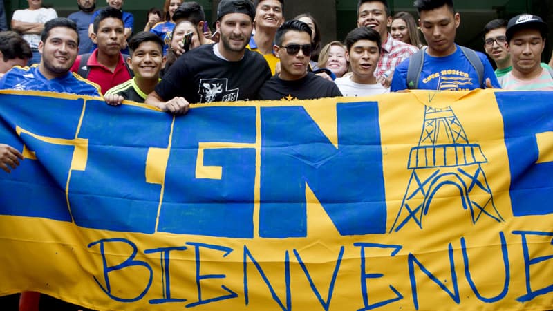 André-Pierre Gignac au milieu des supporters des Tigres de Monterrey