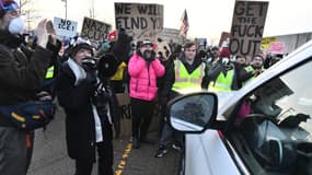Des manifestants à Minneapolis, ce jeudi 8 janvier, après la mort d'une femme, tuée par la police de l'immigration. 