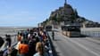 Flux de touristes en direction du Mont Saint-Michel le 25 juillet 2023.