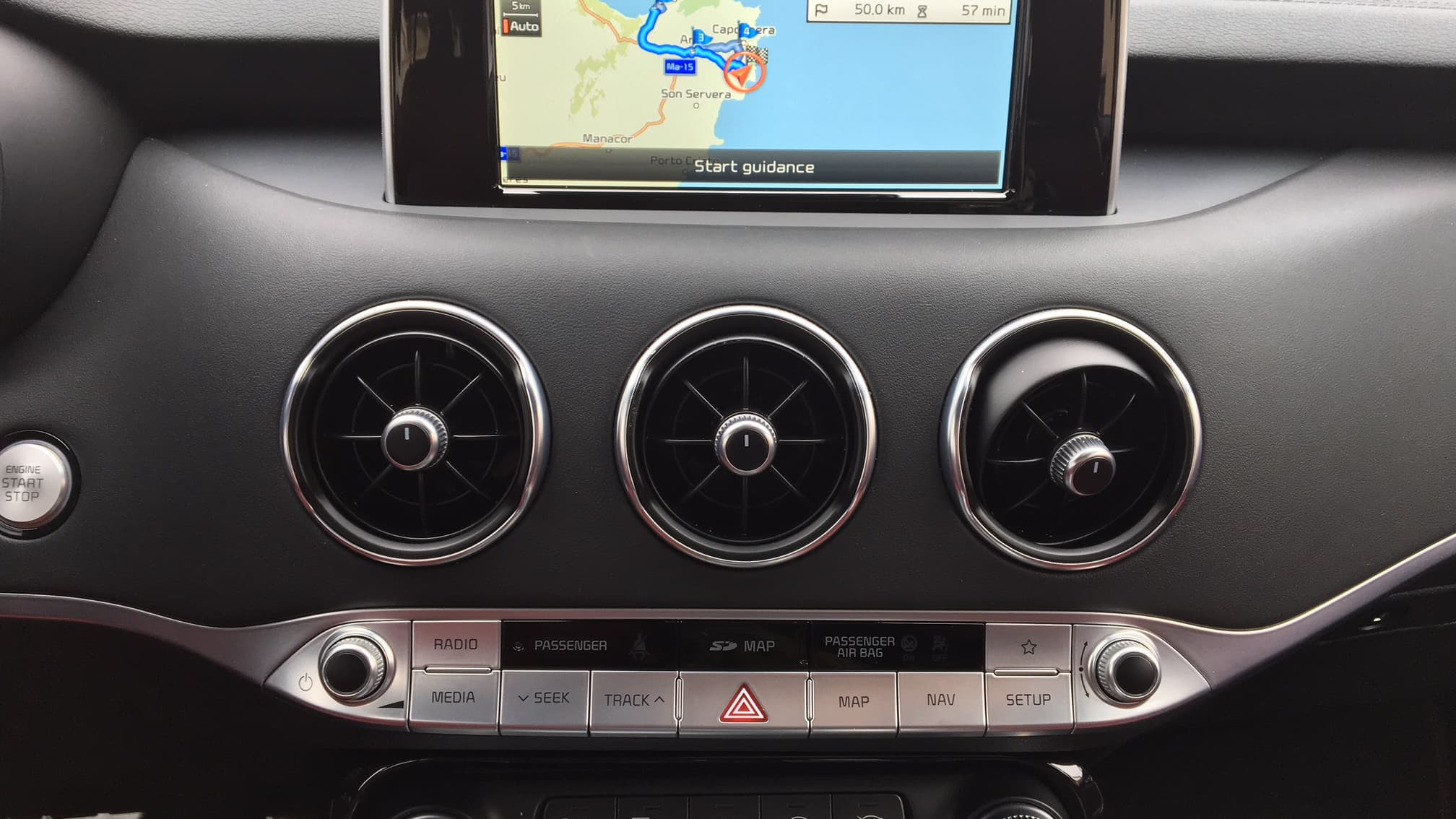 L'écran 8 pouces du GPS est tactile, mais par souci de simplicité, Kia a ajouté des boutons reprenant ses principales fonctionnalités. 