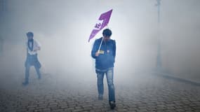 Un manifestant au milieu des gaz lacrymogènes le 19 mai à Nantes lors d'une journée de mobilisation contre la loi Travail.