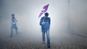 Un manifestant au milieu des gaz lacrymogènes le 19 mai à Nantes lors d'une journée de mobilisation contre la loi Travail.