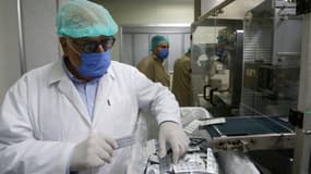 Le directeur d'un laboratoire pharmaceutique syrien fait l'inventaire de ses stocks d'hydroxychloroquine (illustration)