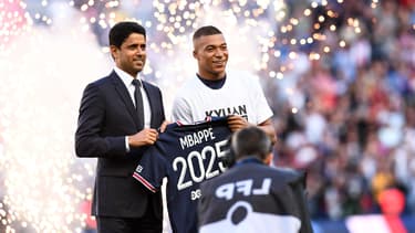 Nasser Al-Khelaïfi et Kylian Mbappé au moment de l'annonce de sa prolongation au PSG, le 21 mai 2022