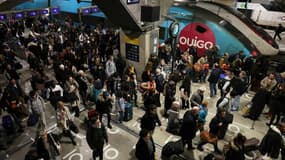 Des voyageurs sur un quai de la gare Montparnasse, le 15 février 2024 à Paris