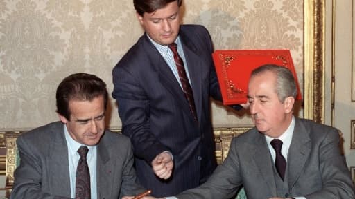 Jean-Luc Lagardère, Jean-Marie Messier et Edouard Balladur signant la privatisation de Matra en 1988