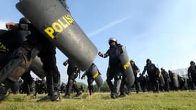 Membres de la police indonésienne à Denpasar, la capitale de Bali, le 7 juillet 2014.