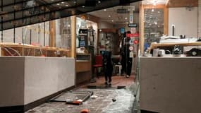 Des groupes de jeunes ont attaqué dimanche soir des magasins et des voitures de police à Enfield, dans le nord de Londres, au lendemain d'émeutes dans le quartier de Tottenham. /Photo prise le 7 août 2011/REUTERS/Stefan Wermuth